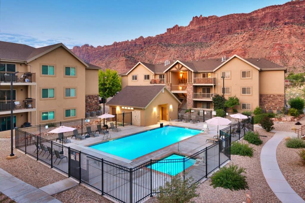5J Top Floor Redcliff Condo, Pool & Hot Tub Moab Exterior photo